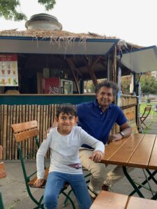 Romeo Dias mit seinem Sohn Michael im Marzilibad vor dem "Curry Hut"